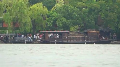 國慶首日嘉興南湖景區游客激增，超萬人次登島游覽，景區管理有序應對